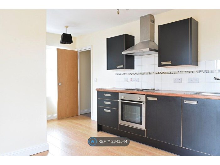 2 Bedroom Flat To Rent In Two Mile Hill Road, Bristol, BS15