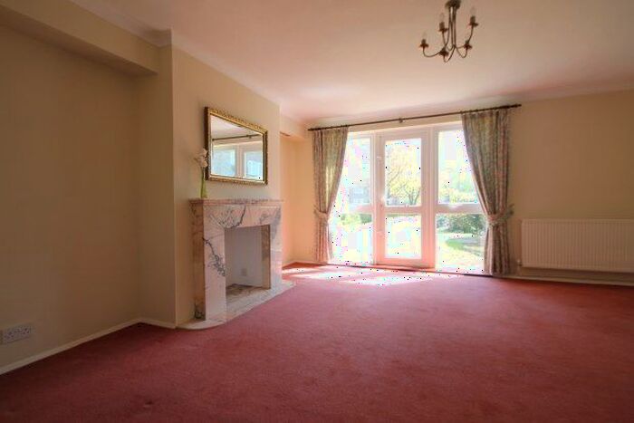 2 Bedroom Flat To Rent In Glendower Crescent, Orpington, BR6