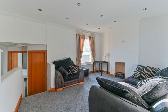 2 Bedroom Flat To Rent In St Johns Road, Crystal Palace, London, SE20