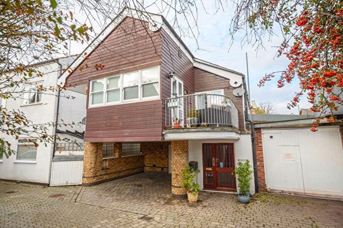 2 Bedroom Flat To Rent In Alexandra Road, Addlestone, KT15