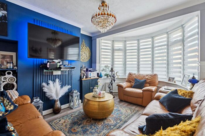 3 Bedroom Terraced House For Sale In Cumberland Avenue, Slough, SL2