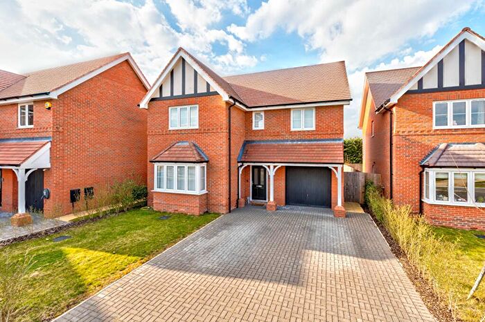 4 Bedroom Detached House For Sale In Lawrence Close, Smallford, St. Albans, Hertfordshire, AL4