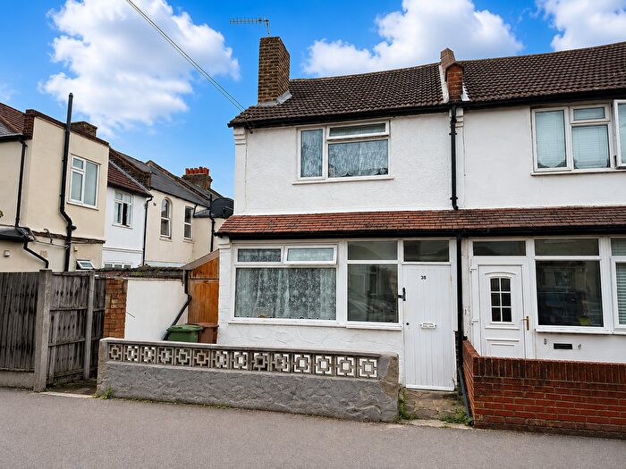 1 Bedroom Semi Detached House For Sale In Woodstreet, Mitcham, CR4