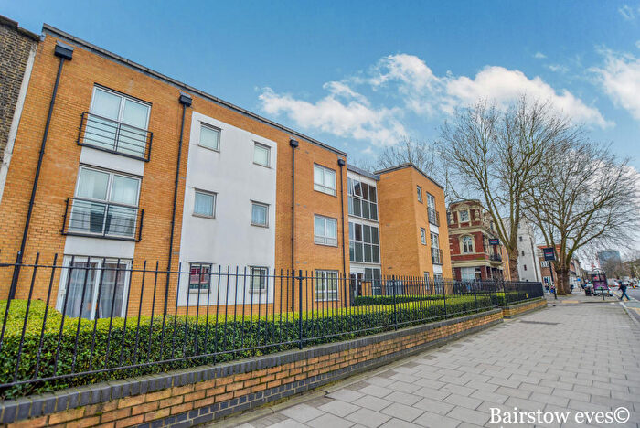 2 Bedroom Apartment To Rent In Candlelight Court, Stratford, E15