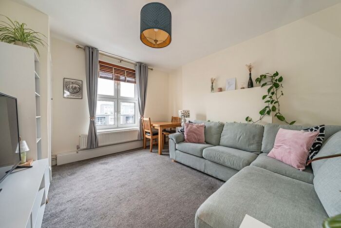 3 Bedroom Flat To Rent In Wandsworth Road, London, SW8