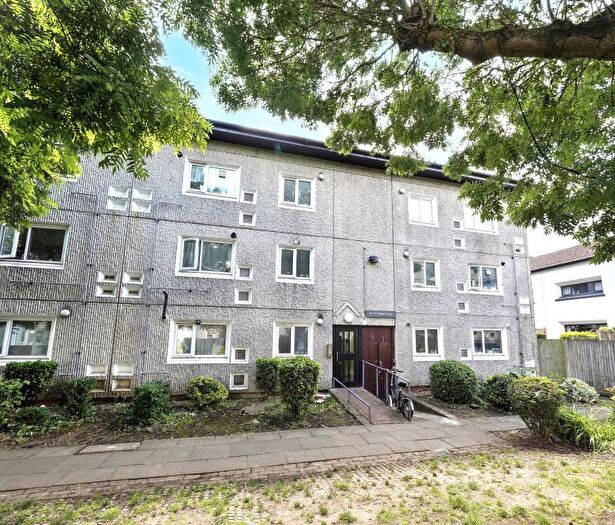 2 Bedroom Flat For Sale In Squirrel Close, Hounslow, TW4