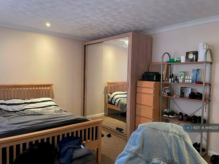 3 Bedroom Flat To Rent In Bishops Rise, Hatfield, AL10