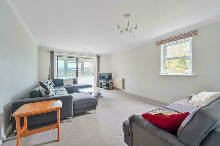 2 Bedroom Flat To Rent In Rookwood Court, Guildford, GU2