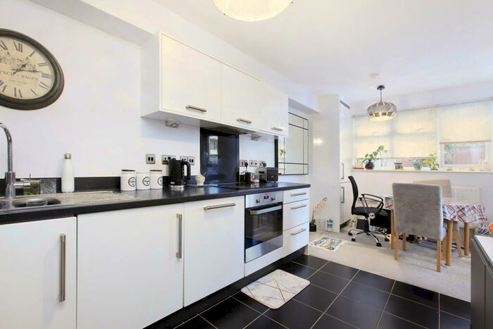 2 Bedroom Flat To Rent In Limerick Close, Balham, London, SW12