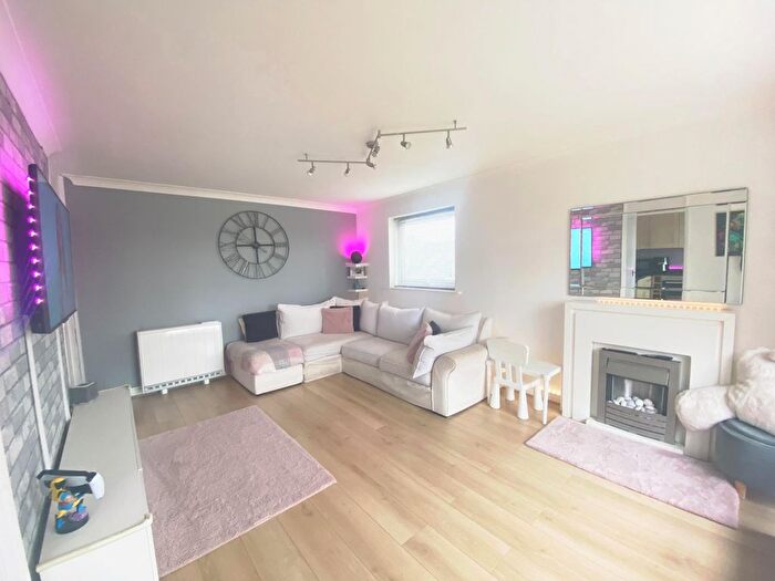 2 Bedroom Flat For Sale In Hardwicke Place, London Colney, AL2