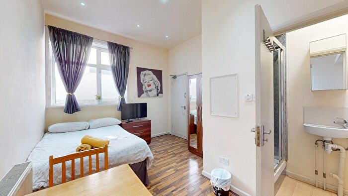 Studio To Rent In Brondesbury Park, London, NW6