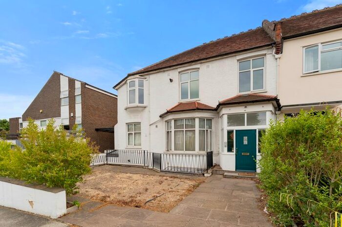 3 Bedroom Flat To Rent In Holly Park, Finchley, N3