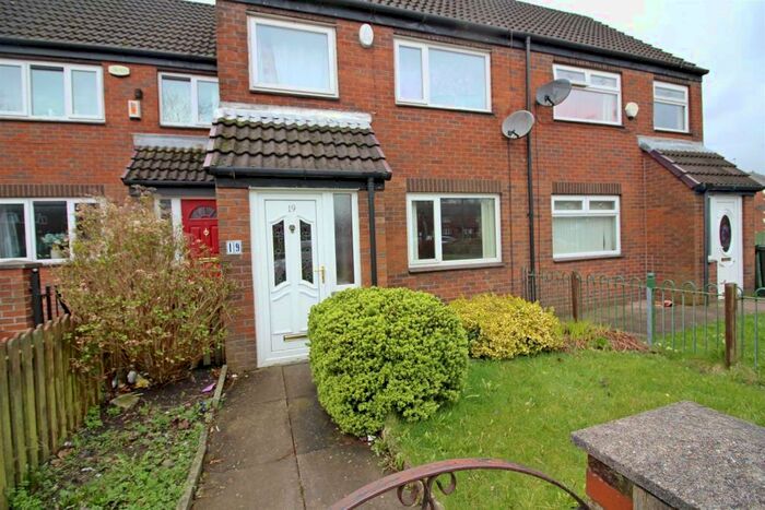 3 Bedroom Town House To Rent In Cleves Court, Heywood, OL10