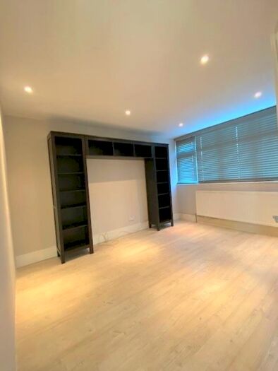 5 Bedroom Semi-Detached House To Rent In Constable Gardens, Edgward, Middlesex, HA8