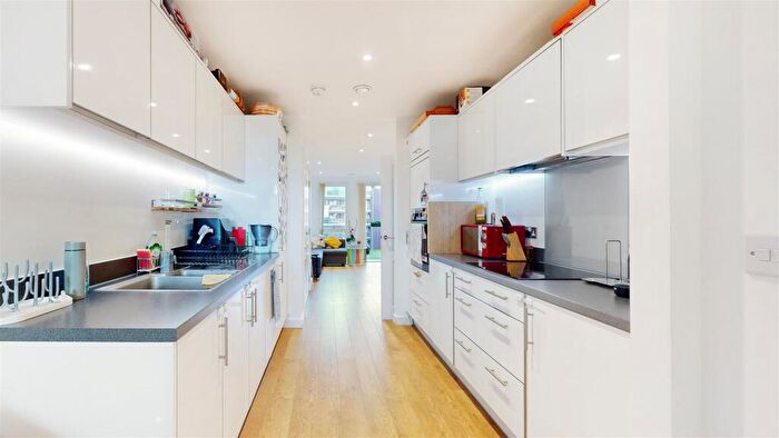 2 Bedroom Apartment For Sale In Southmere House, Highland Street, Stratford, E15