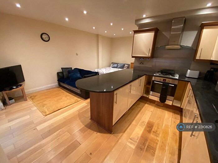 Studio To Rent In Evering Road, London, N16