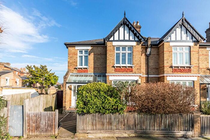 2 Bedroom Apartment To Rent In South Croxted Road West Dulwich, SE21
