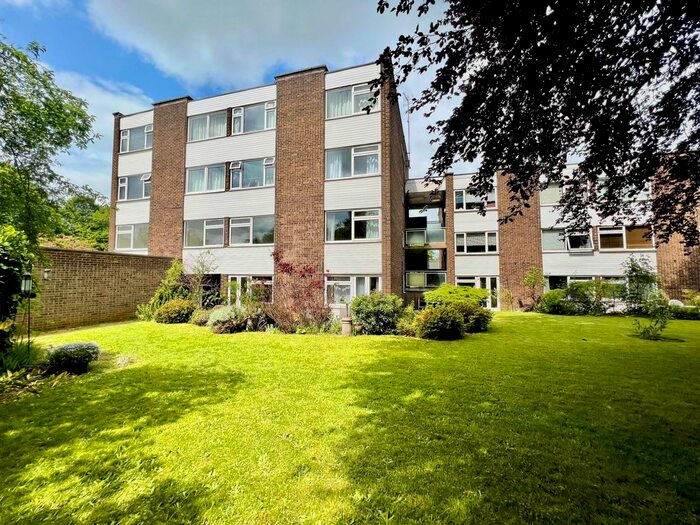 3 Bedroom Flat To Rent In Queens Court, Hertford, SG13