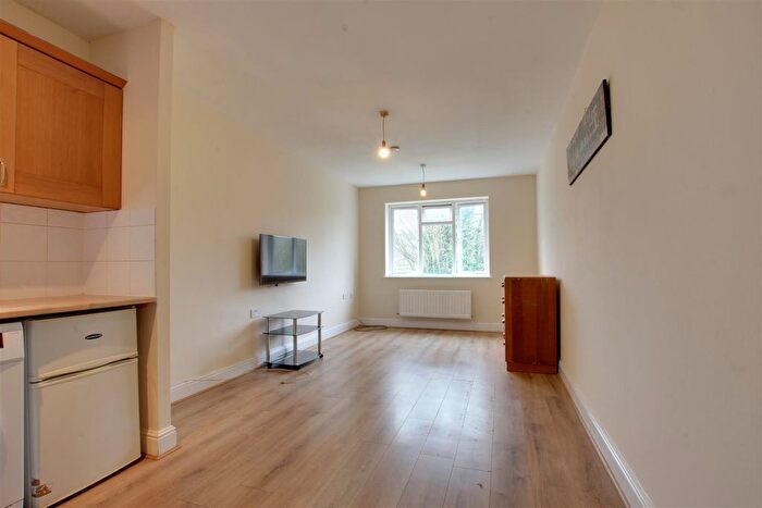 2 Bedroom Flat To Rent In Deepdene Court, London, N21