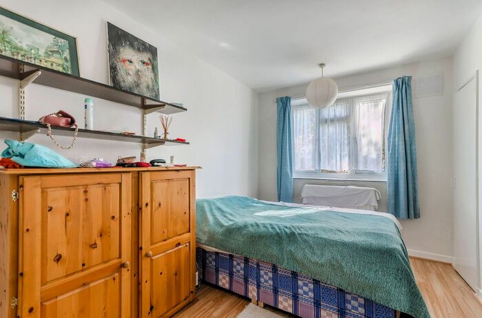 2 Bedroom Flat To Rent In Domett Close, Denmark Hill, London, SE5