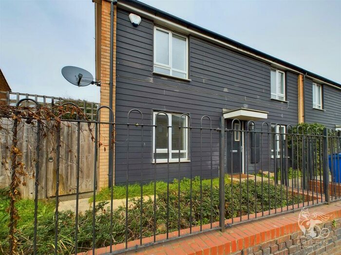 3 Bedroom House To Rent In The Rookery, Grays, RM20