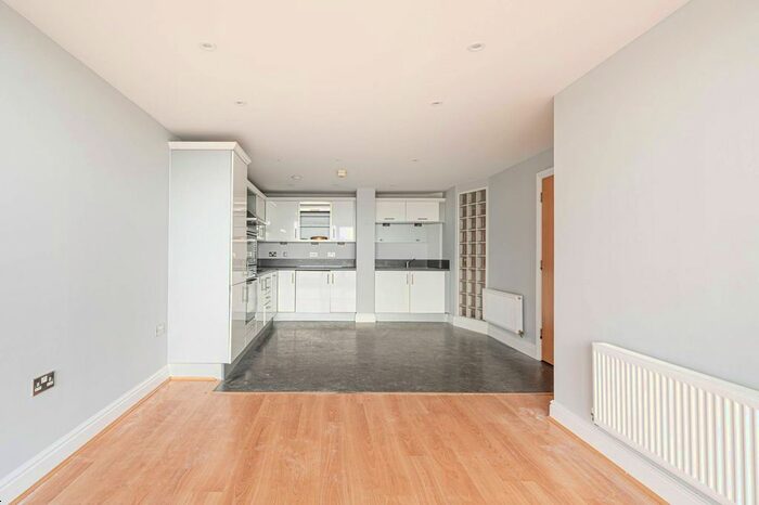 2 Bedroom Flat To Rent In Kingsway, North Finchley, London, N12