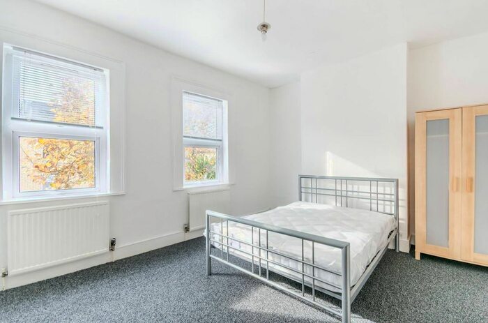 3 Bedroom Flat To Rent In Moffat Road, Tooting Bec, London, SW17