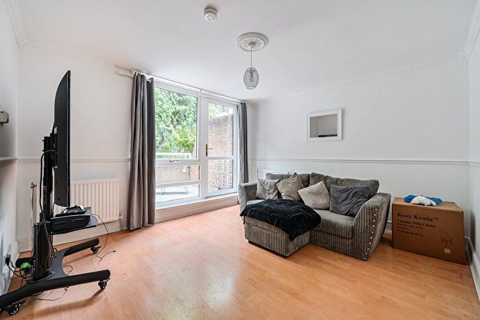 2 Bedroom Maisonette For Sale In Wivenhoe Close, Peckham, London, SE15