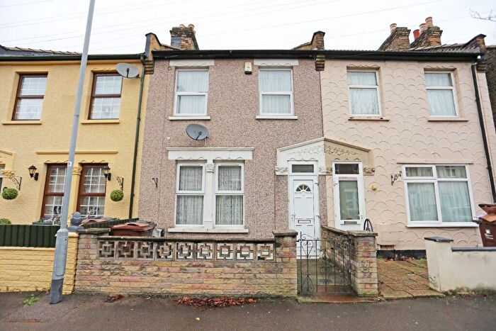 3 Bedroom Terraced House To Rent In Heath Road, Romford, London, RM6