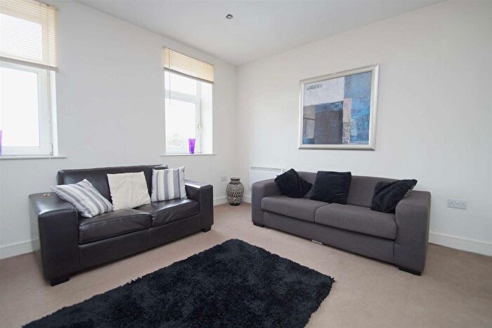 2 Bedroom Flat To Rent In Roxbrough Court, Brookdale Avenue Ossett, Wakefield, WF5