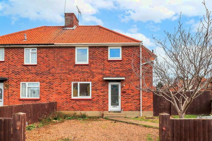 3 Bedroom Semi-Detached House To Rent In Bradfield Avenue, Hadleigh, Ipswich, IP7