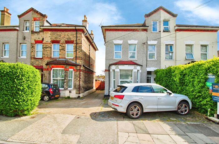 1 Bedroom Flat For Sale In Athelstan Road, Romford, RM3