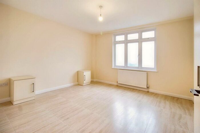 2 Bedroom Flat To Rent In Glendale Gardens, Leigh-On-Sea, SS9