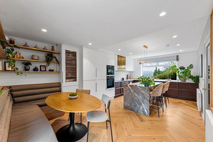 3 Bedroom Detached House For Sale In Kingsdown Avenue, South Croydon, CR2