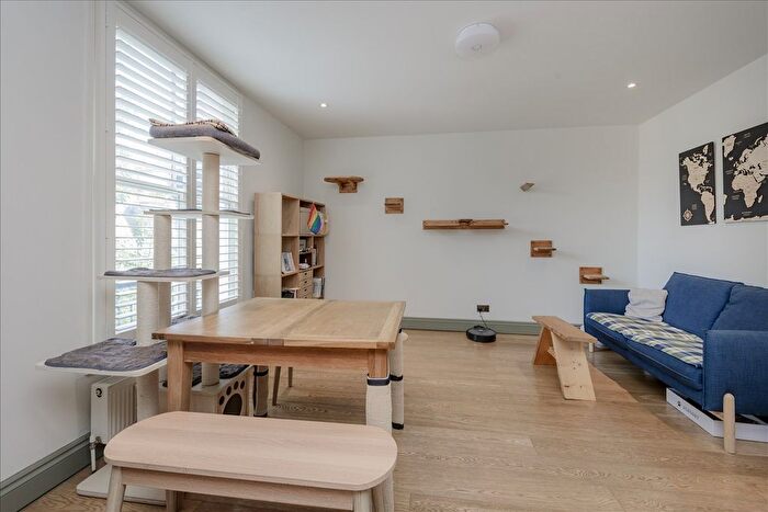 2 Bedroom Flat For Sale In Lime Grove, Shepherd's Bush, W12