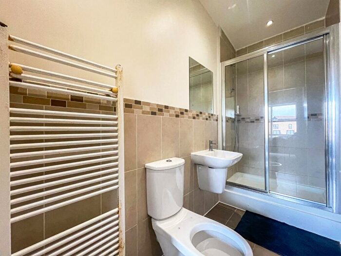 2 Bedroom Apartment For Sale In Southfields Green, Gravesend, Kent, DA11
