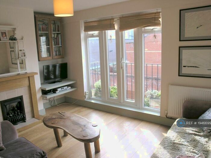2 Bedroom Maisonette To Rent In Royal Oak Court, London, N1