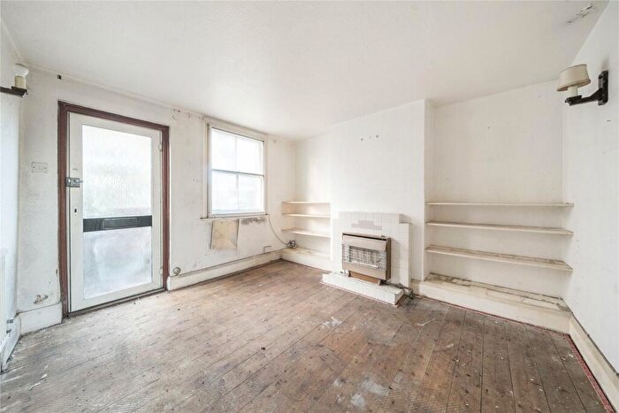 2 Bedroom End Of Terrace House For Sale In Lower Street, Haslemere, Surrey, GU27
