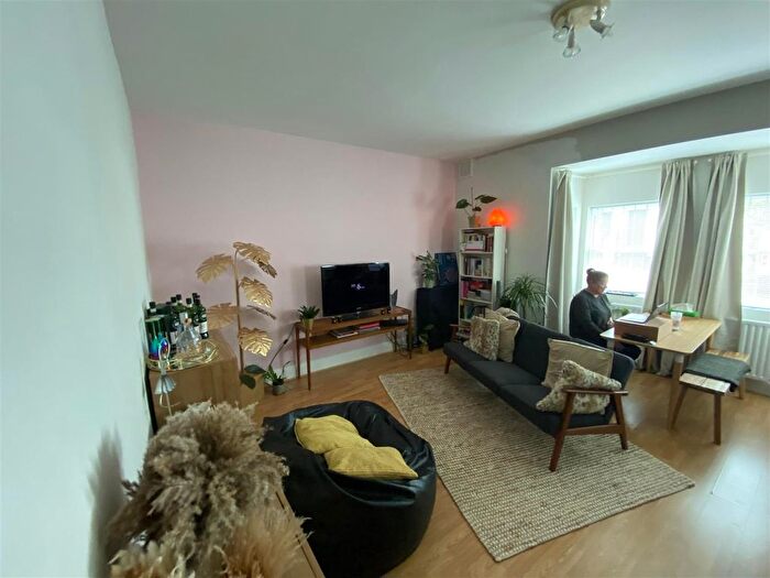 1 Bedroom Flat To Rent In Landor Road, London, SW9