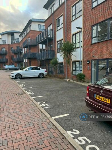 2 Bedroom Flat To Rent In Wallis Square, Farnborough, GU14