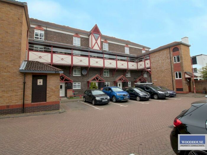 2 Bedroom Maisonette To Rent In Kennedy Close, Cheshunt, Waltham Cross, EN8