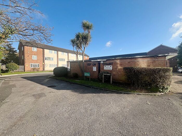 2 Bedroom Flat To Rent In Sefton Court, Jersey Road, Hounslow, Greater London, TW3