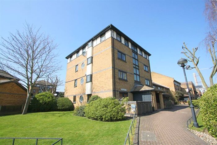 1 Bedroom Flat For Sale In Falcon Way, E14