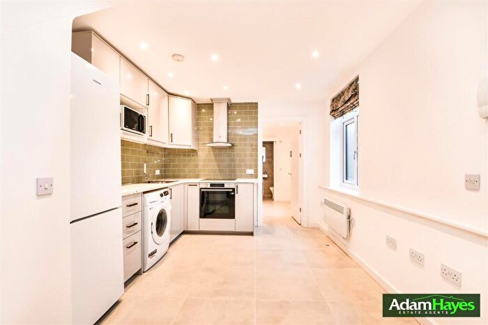 2 Bedroom Maisonette To Rent In Woodhouse Road, North Finchley, N12