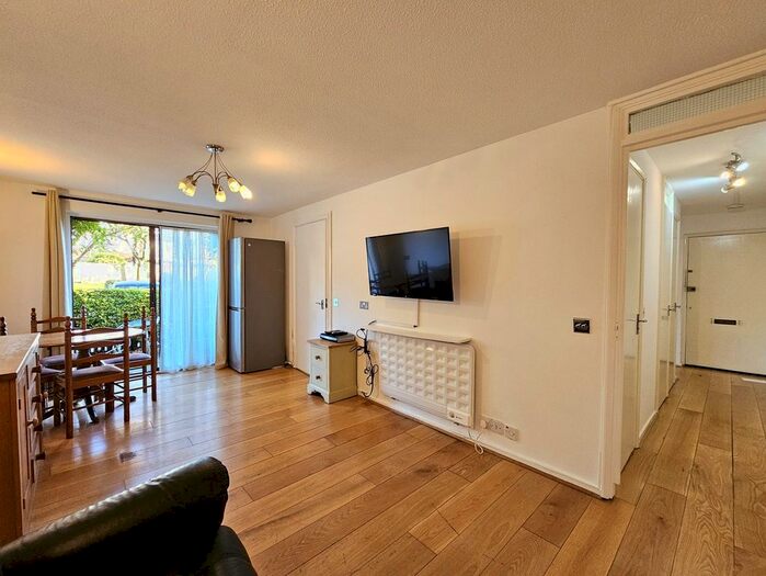 1 Bedroom Flat To Rent In Deanery Close, London, N2
