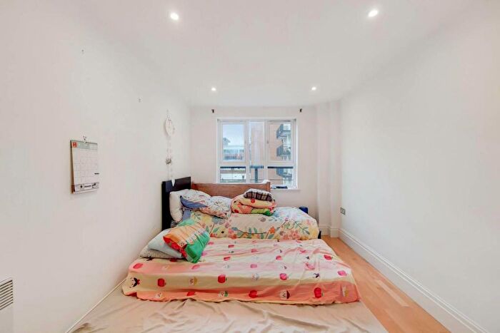 2 Bedroom Flat For Sale In Dartmouth House, KT2