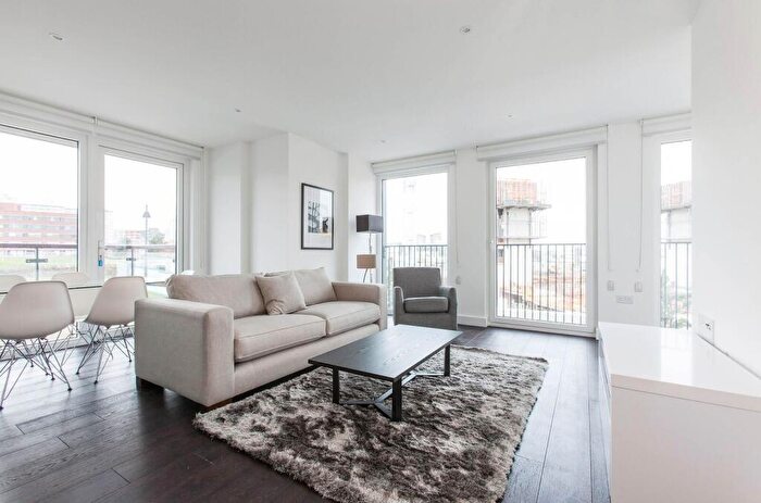 3 Bedroom Flat To Rent In Duke Of Wellington Avenue, Woolwich, London, SE18