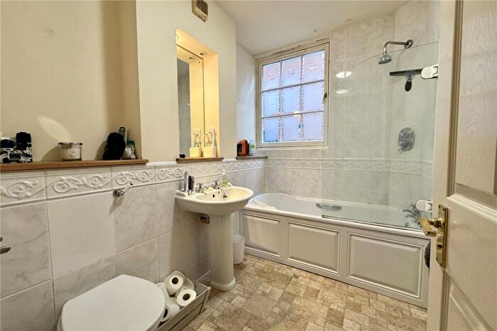 2 Bedroom Apartment To Rent In Warwick Road, Beaconsfield, HP9