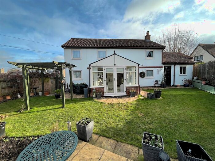3 Bedroom Detached House For Sale In Hillcrest, Grange Road, Felmersham, MK43