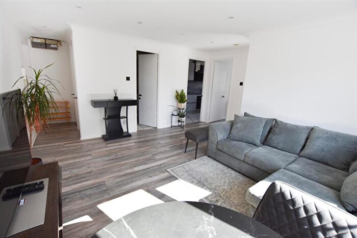 2 Bedroom Apartment To Rent In Maplin Park, Slough, SL3